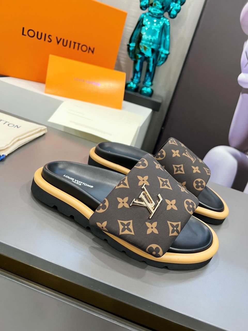 Louis Vuitton Slippers